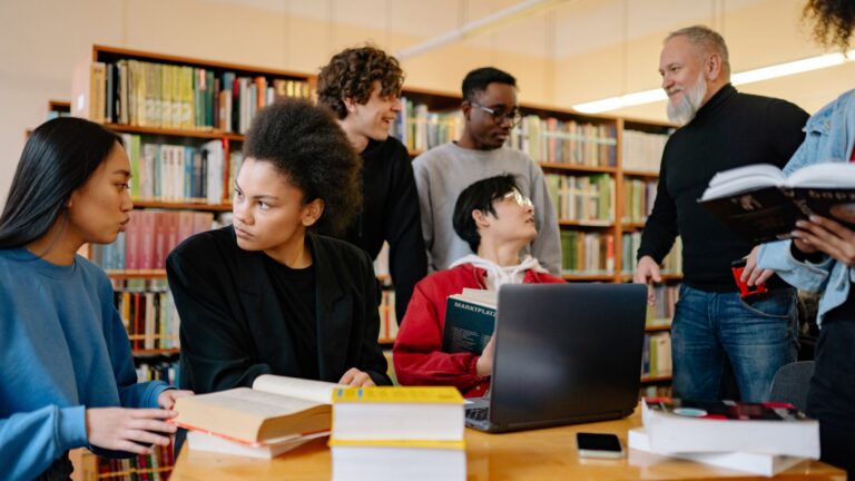 Après un BTS communication : quelles poursuites d’études ?