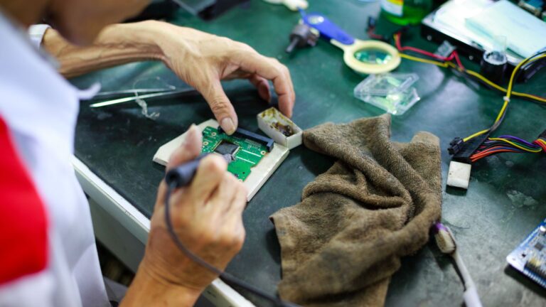 Réparation électronique : 5 parcours certifiants pour la reconversion