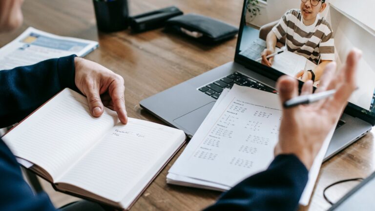 Titre professionnel formateur d&rsquo;adultes à distance : clés pour réussir