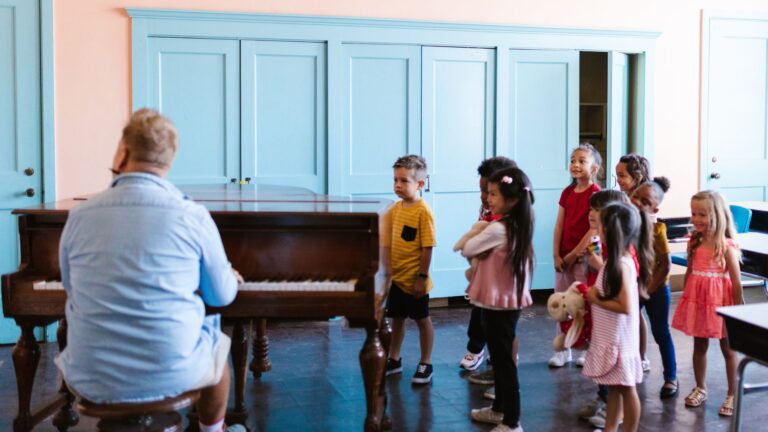 Si on apprenait à parler la musique avant de lui apprendre à la lire ?